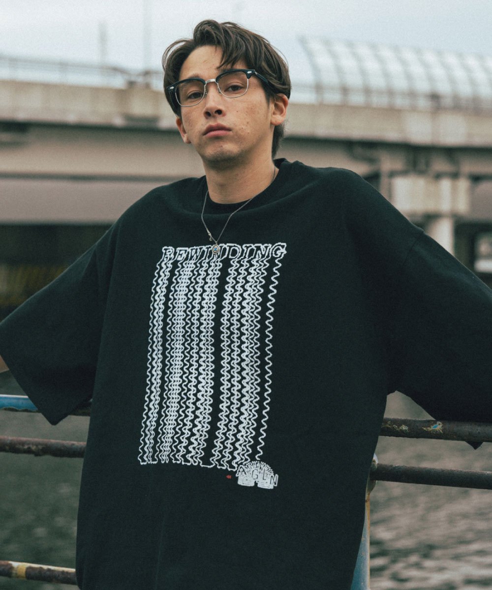 落肩圖像Tee Slinky Graphic Half Tee