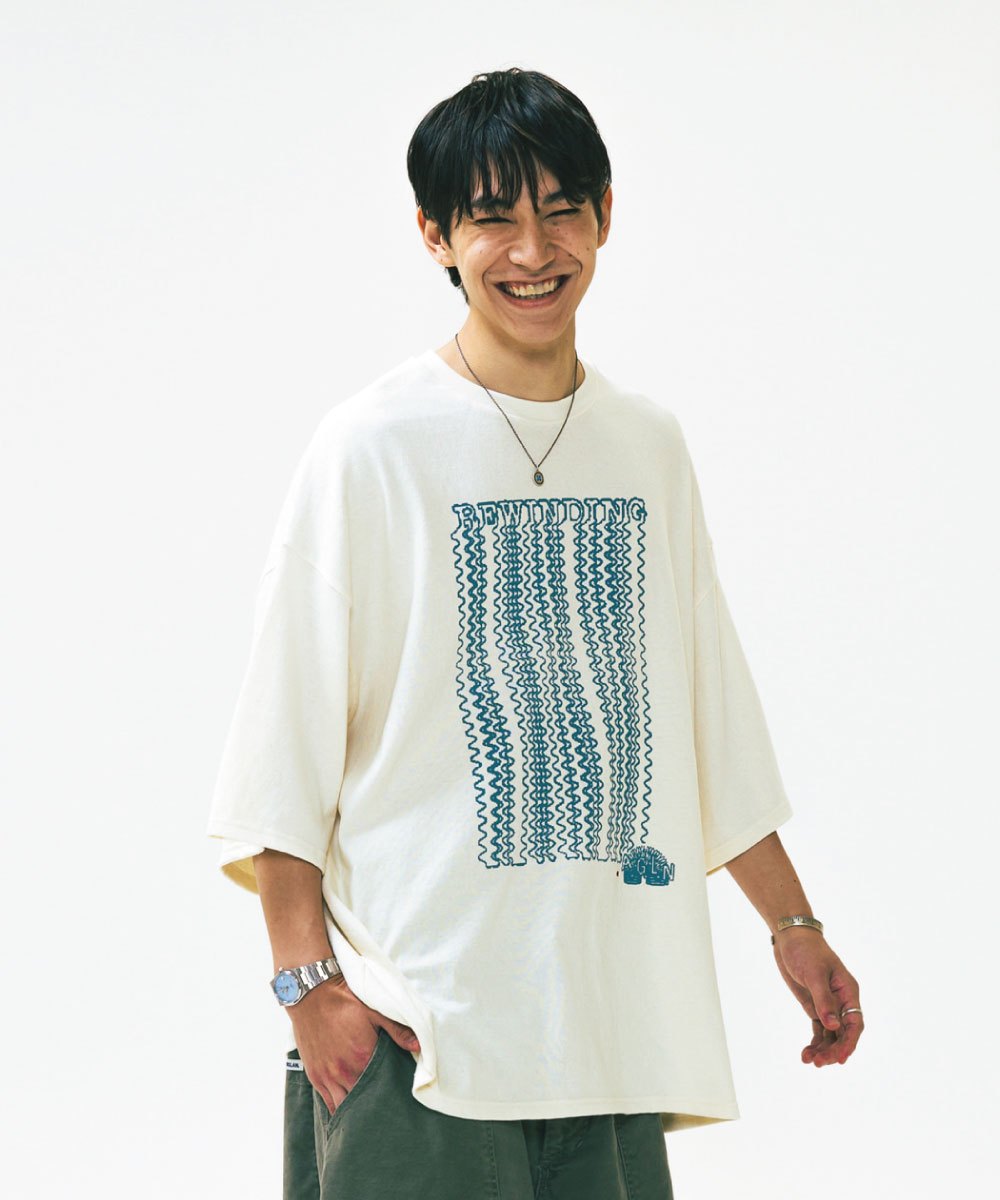 落肩圖像Tee Slinky Graphic Half Tee
