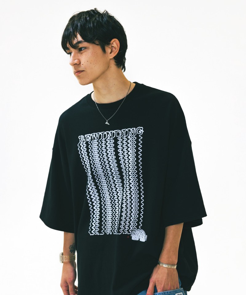 落肩圖像Tee Slinky Graphic Half Tee