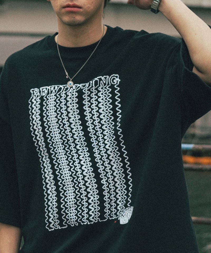 落肩圖像Tee Slinky Graphic Half Tee
