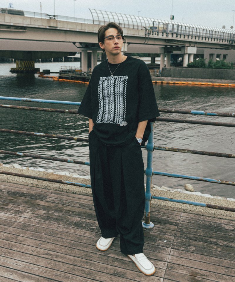 落肩圖像Tee Slinky Graphic Half Tee