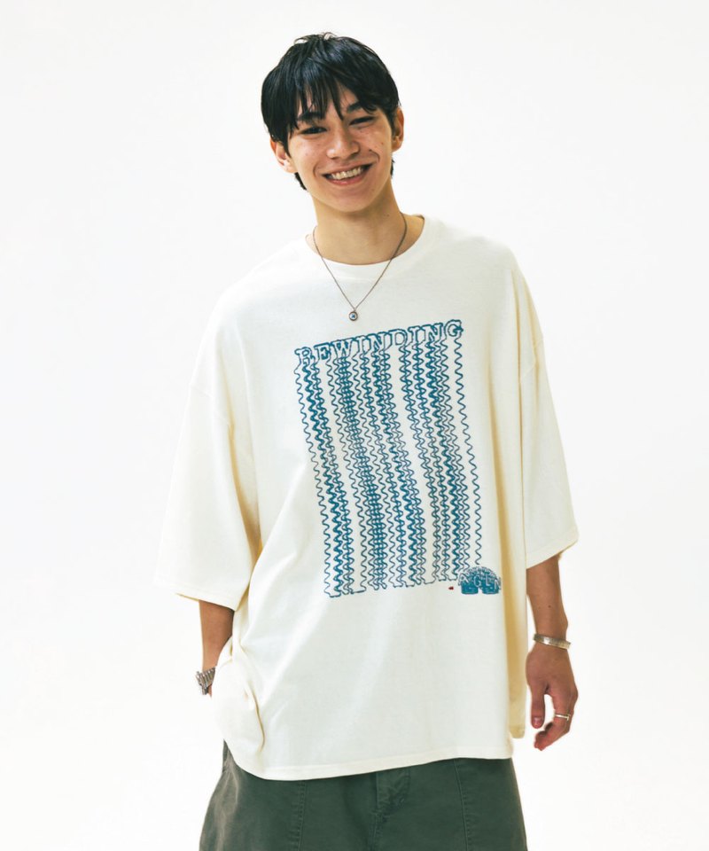 落肩圖像Tee Slinky Graphic Half Tee