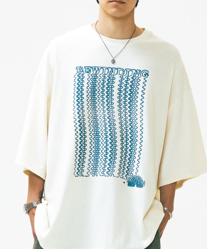 落肩圖像Tee Slinky Graphic Half Tee