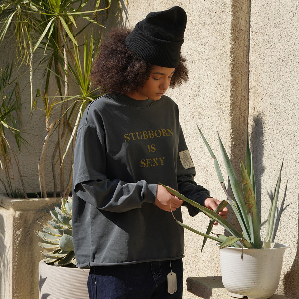 印花上衣 Stubborn Is Sexy LS Tee