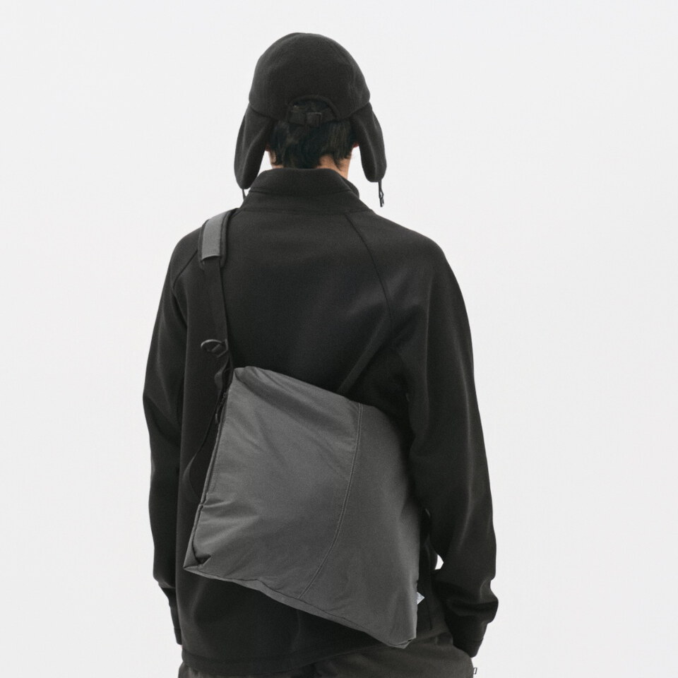 機能側背包 City Utility Shoulder Bag