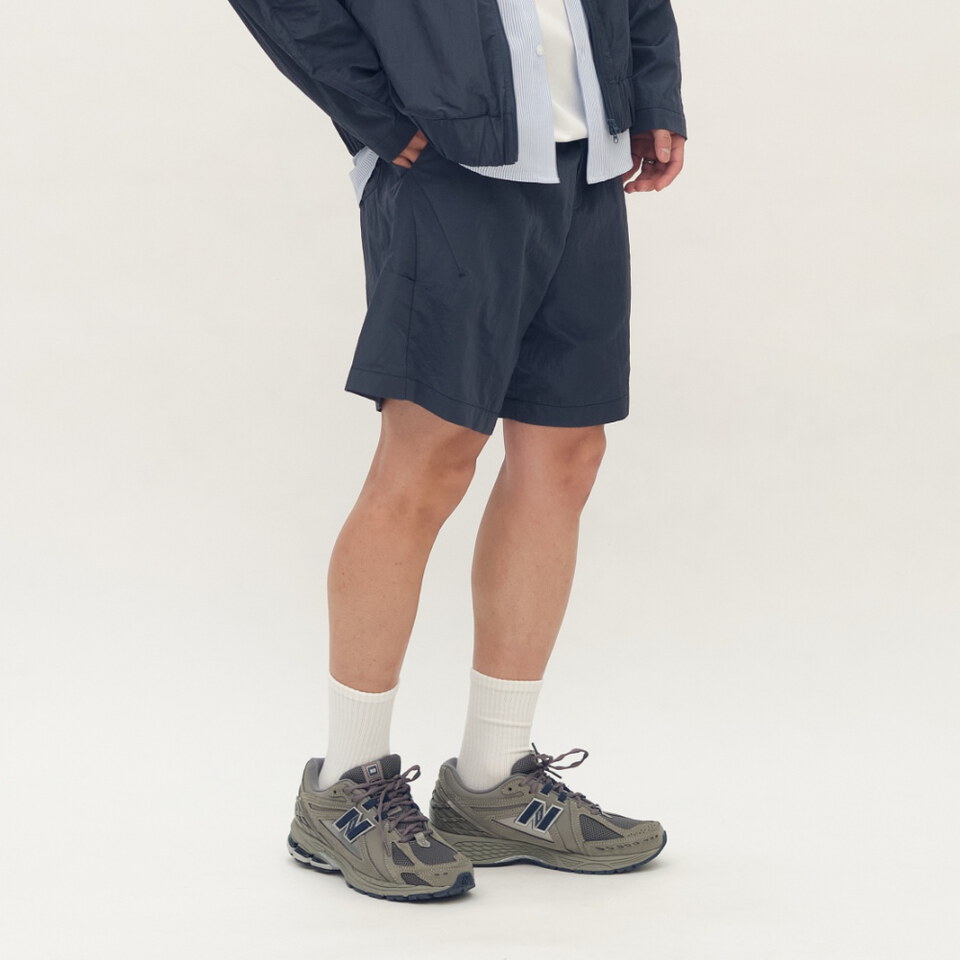 Timelly輕薄剪裁短褲